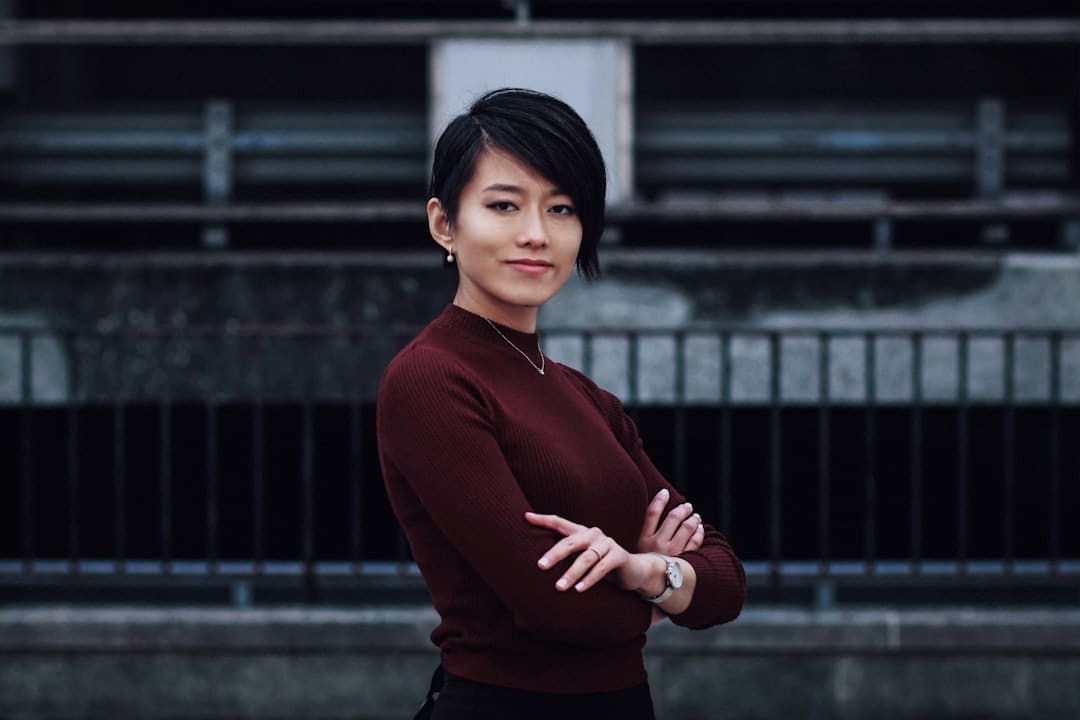 女子漂流被水冲走 世人合力救上岸